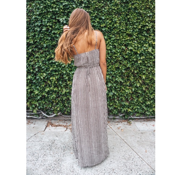 🌳 The Shady Oak Striped Maxi Dress - Picture 2 of 4